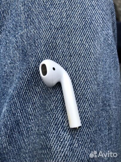 Левый наушник airpods