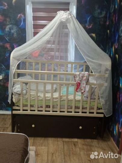 Кровать с балдахином и маятником