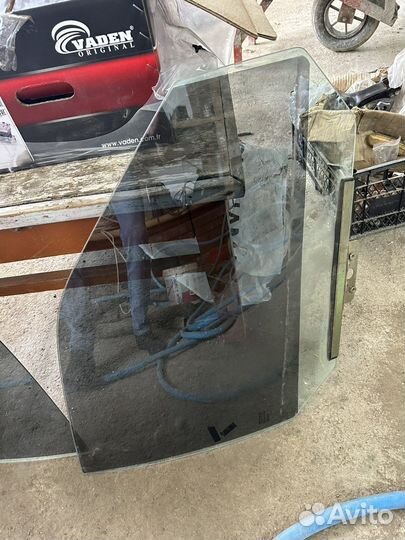 Стекла боковые передние