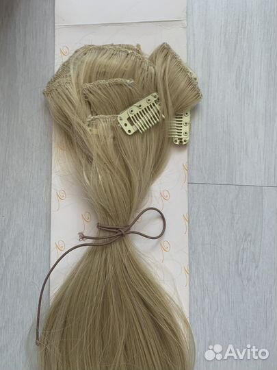Волосы на заколках русые