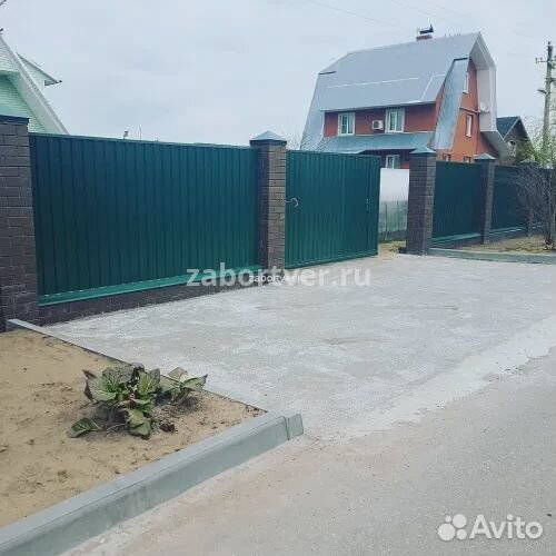 Забор с кирпичными столбами