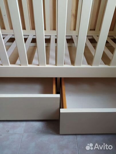 Детская кроватка с маятником и ящиком