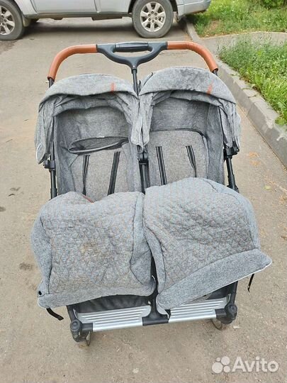 Двухместная коляска