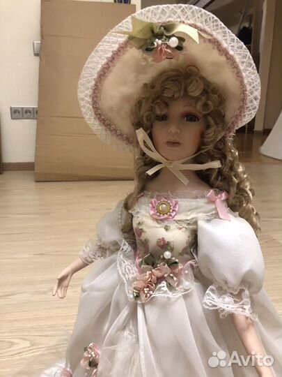 Кукла фарфоровая