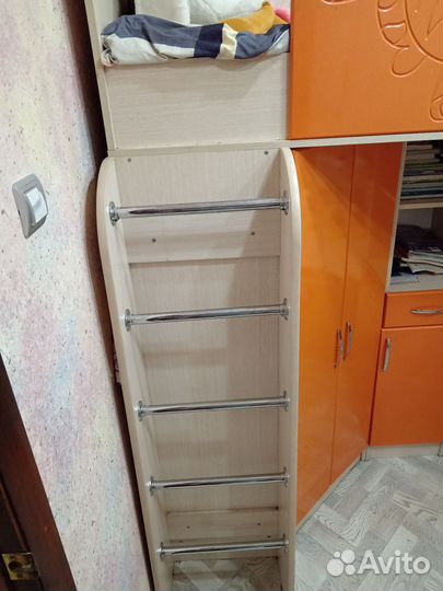 Детская кровать чердак со столом и шкафом
