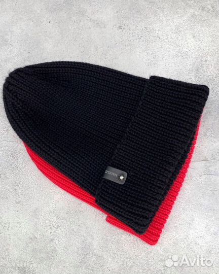 Вязаная женская шапка