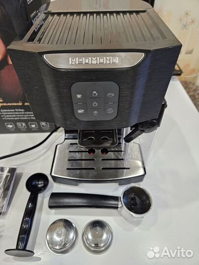 Кофеварка рожковая Redmond RCM-1512