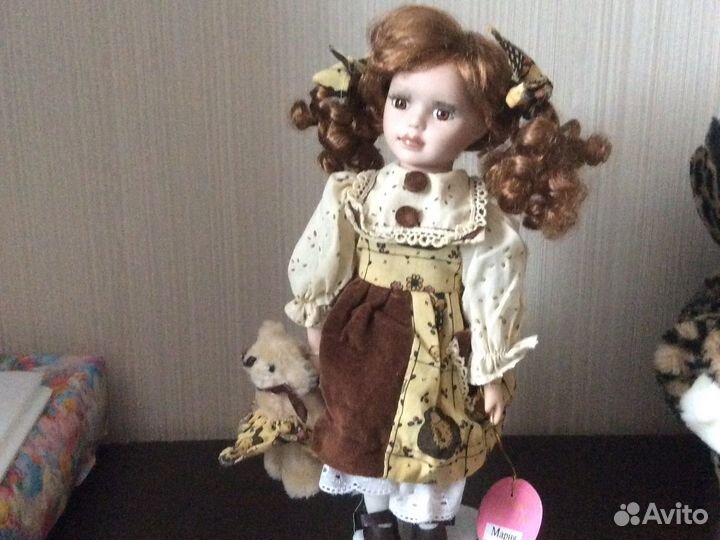 Кукла фарфоровая и марионетка клоун