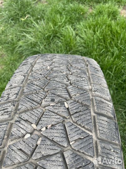 Bridgestone Blizzak Ice 215/70 R16