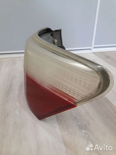 Стоп сигнал правый на toyota premio ZRT260