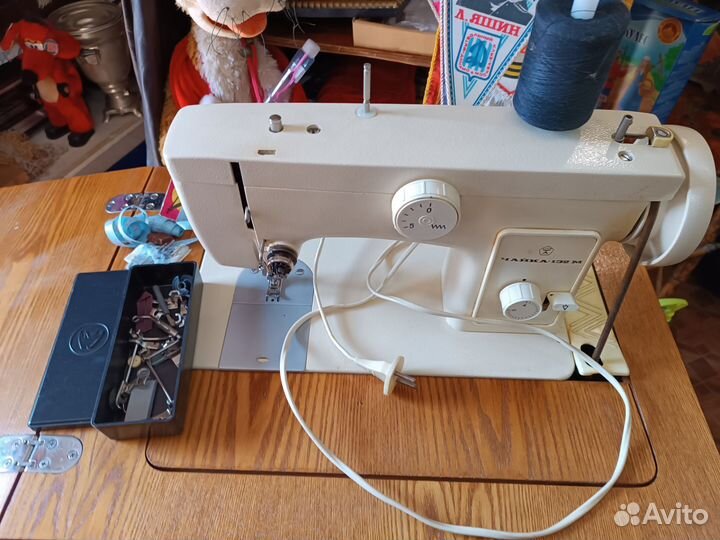 СССР Швейная машинка Чайка 132м ножная тумба