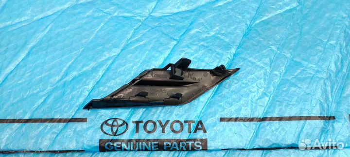 Молдинг решетки радиатора Камри 70 правый серый