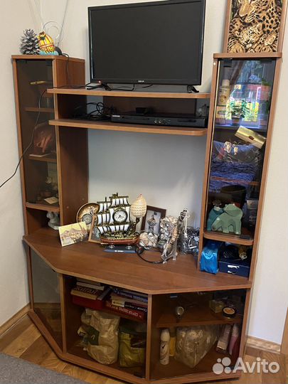 Ковер шерстяной; тумба