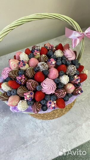 Клубничная корзина с голубикой и зефиром