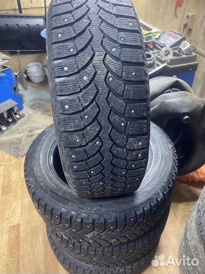 Bridgestone Blizzak Spike-01 225/60 R17