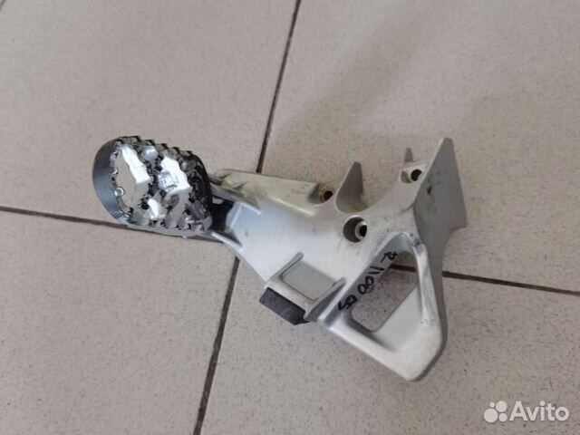 Кронштейн подножки на bmw r1100gs 97