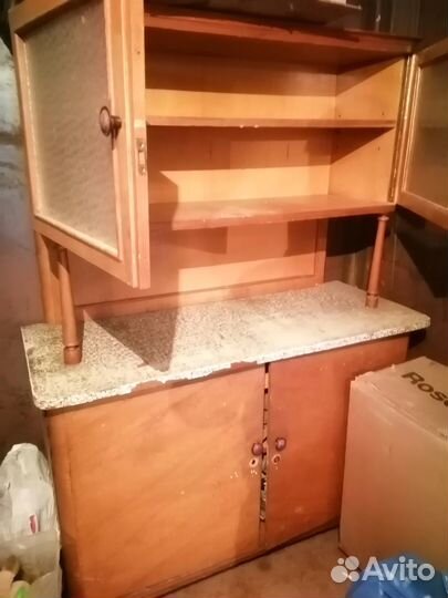 Старинный антикварный шкаф буфет