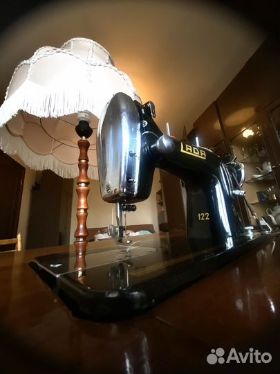 Чешская швейная машинка LADA 122