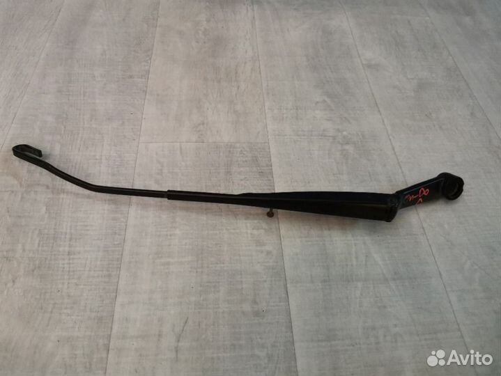 Поводок стеклоочистителя передний левый Datsun