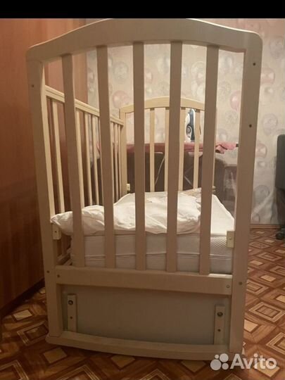 Детская кроватка с маятником и ящиком