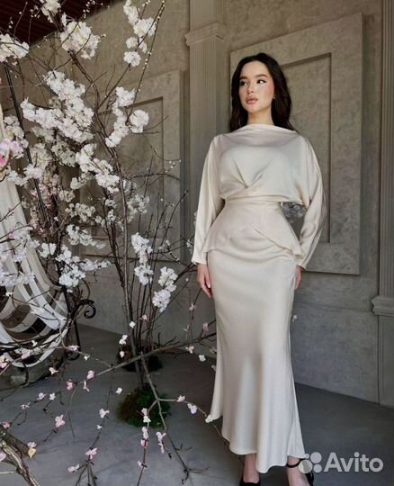 Атласный костюм с юбкой