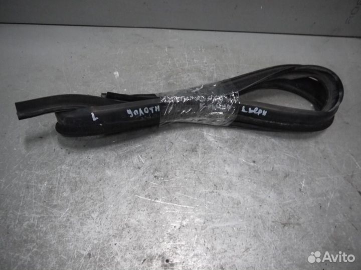 Уплотнитель крыши левый Logan