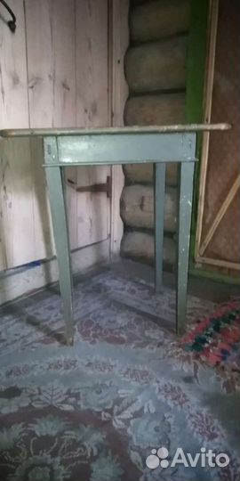 Стол маленький. Столик