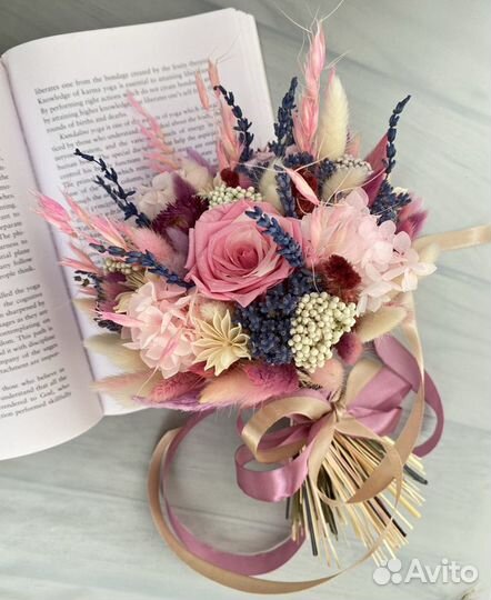 Букет из сухоцветов и стабилизированных цветов