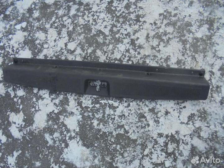 Накладка замка багажника Toyota Caldina ST195