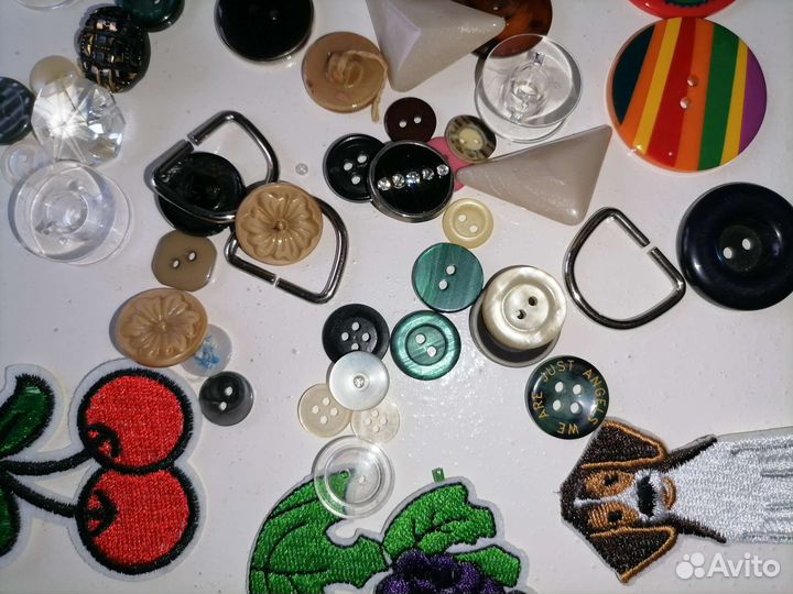 Пуговицы, иглы, бисер