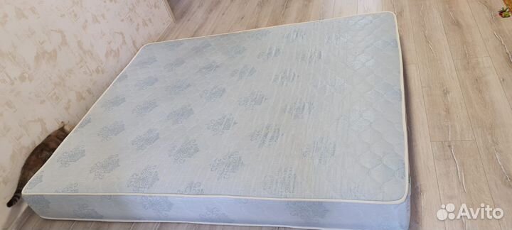 Матрас б/у в хорошем состоянии, двусторонний