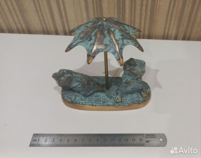 Бронзовая статуэтка лягушки под зонтиком