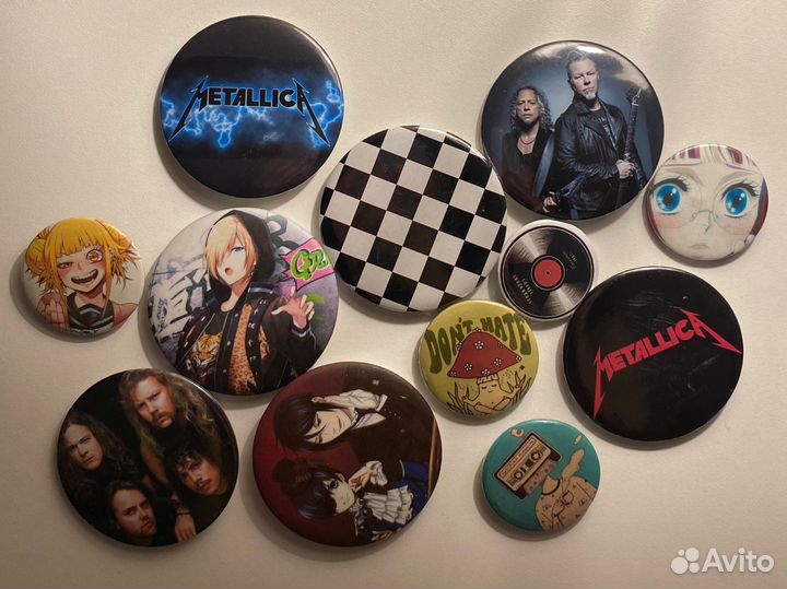 Значки с аниме и рок группой