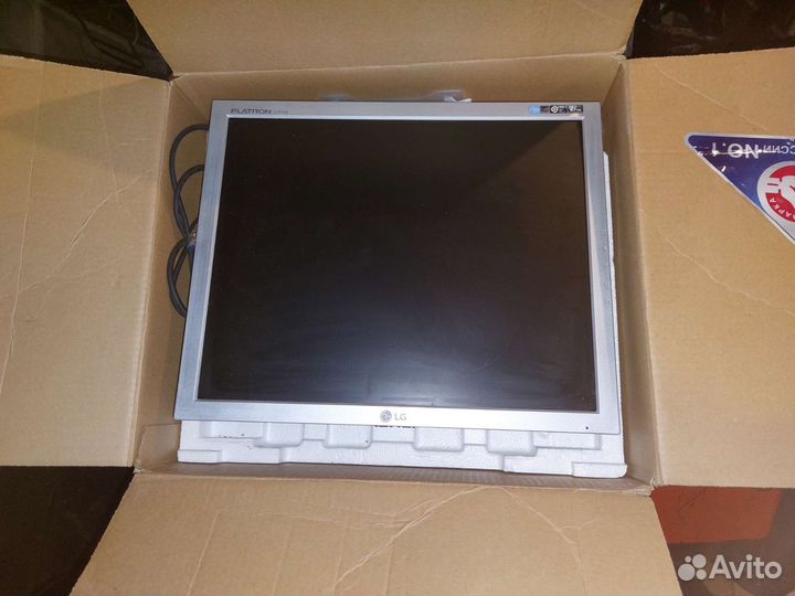 Монитор LG Flatron L1719S-SF в коробке