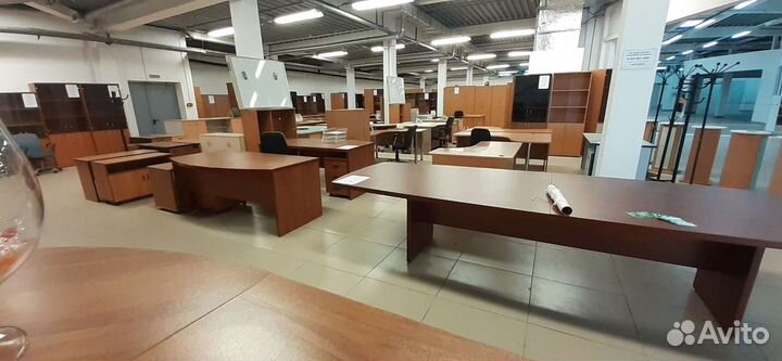 Много офисной мебели Б.У. на 600м2