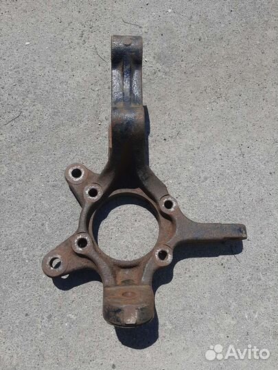 Кулак передний левый Suzuki Grand Vitara