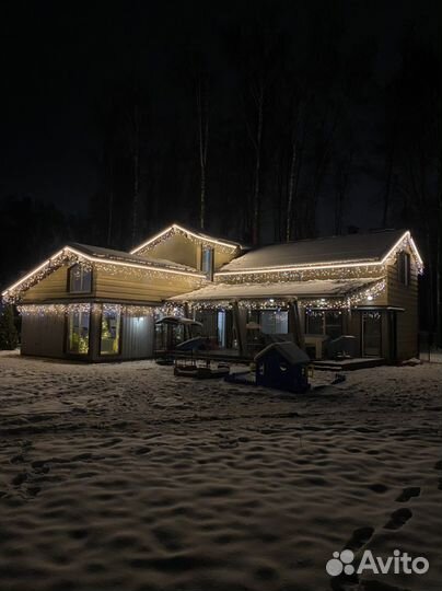 Новогоднее украшение дома гирляндой бахрома