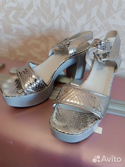 Gucci Dolce Gabbana Loriblu Casadei Nando Muzi Shy