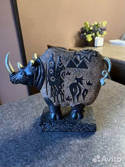 Статуэтки фигурки вазы