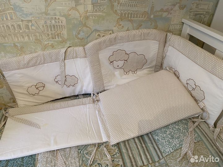 Бортики в кроватку и комплект постельного белья