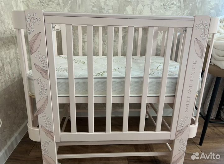 Детская кроватка с продольным маятником