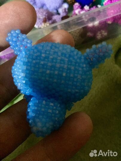 Брелок амигуруми из бисера слома ярко голубая