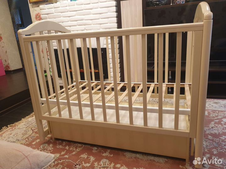 Детская кроватка с маятником