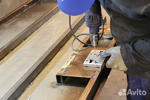 Сборщик стальных дверей