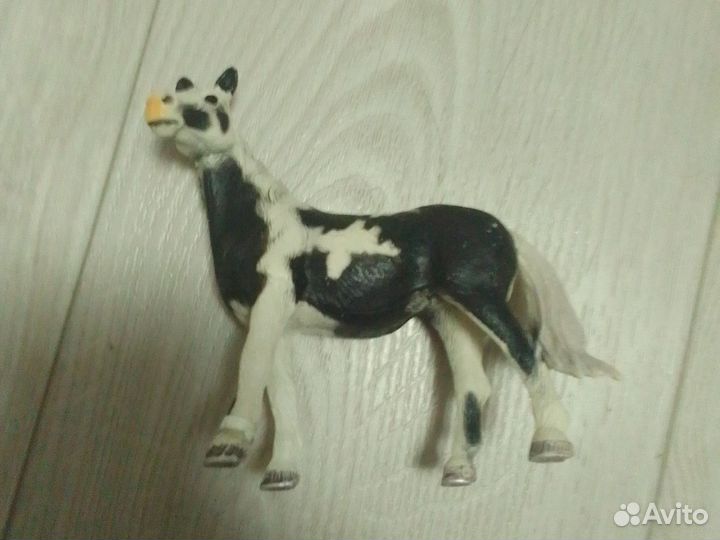 Фигурки лошади и телёнка