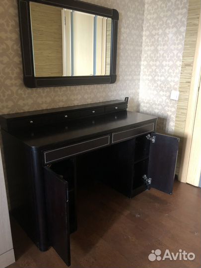 Туалетный столик с зеркалом и пуфом