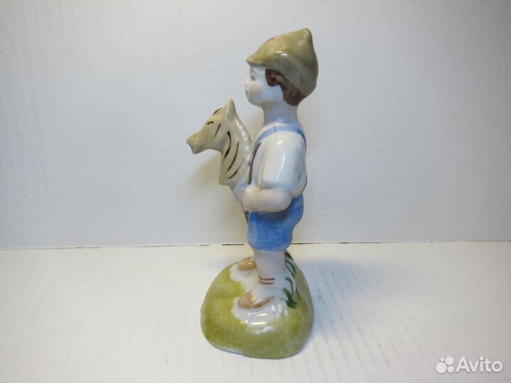 Фарфоровая статуэтка На лошадке