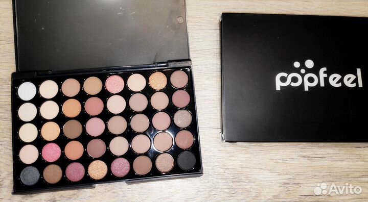 Палетка теней, кисти для макияжа и парфюм - новое