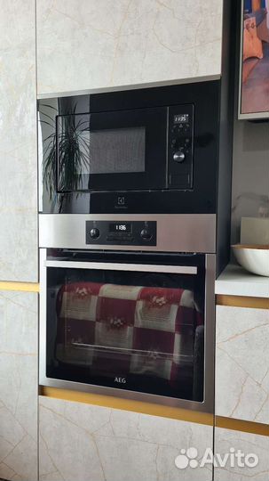 Духовой шкаф AEG с микроволновкой Electrolux