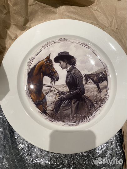 Посуда леди с лошадью